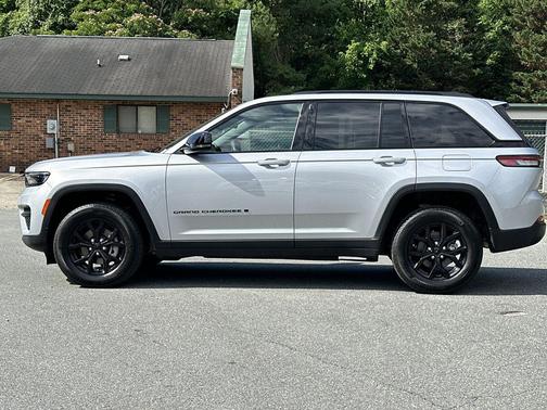 Silver Zynith 2025 Jeep Grand Cherokee Altitude