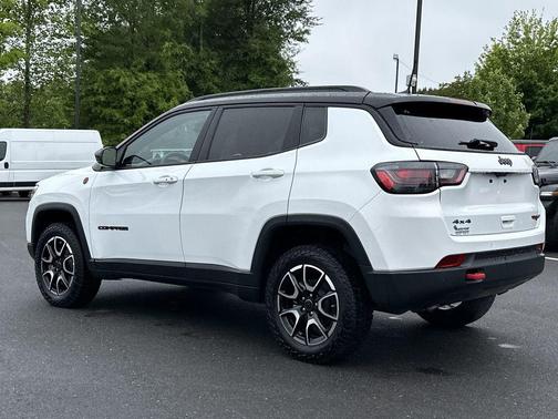 Bright White Clearcoat 2025 Jeep Compass Trailhawk