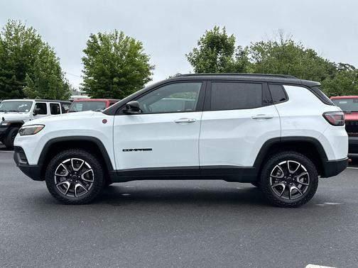 Bright White Clearcoat 2025 Jeep Compass Trailhawk