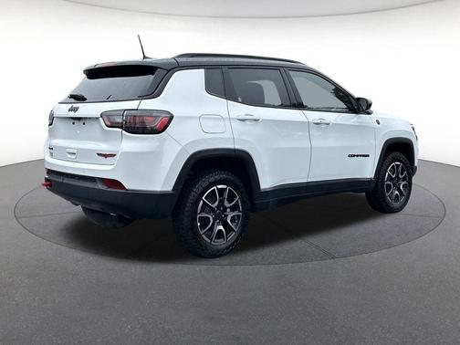 Bright White Clearcoat 2025 Jeep Compass Trailhawk