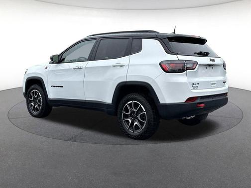 Bright White Clearcoat 2025 Jeep Compass Trailhawk