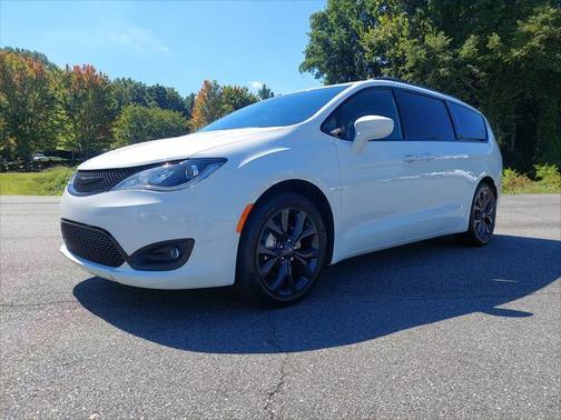 Photo 3 of 3 of 2020 Chrysler Pacifica Touring