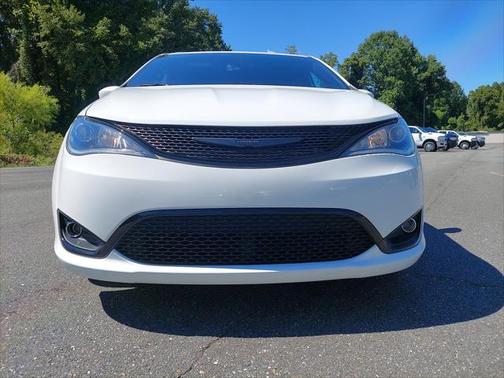 Photo 2 of 3 of 2020 Chrysler Pacifica Touring
