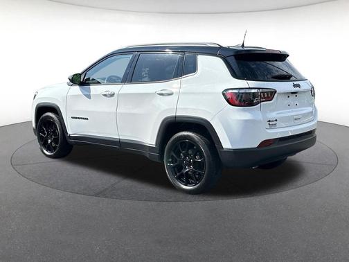 Bright White Clearcoat 2024 Jeep Compass Latitude