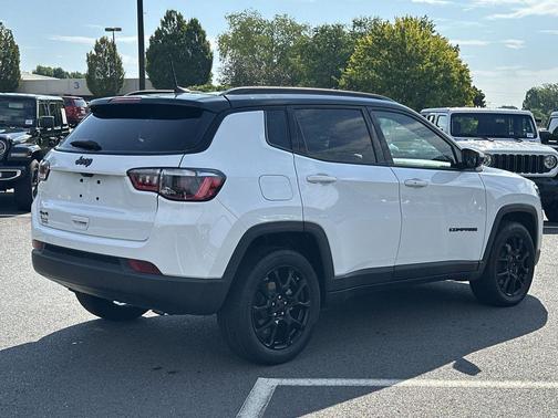 Bright White Clearcoat 2024 Jeep Compass Latitude