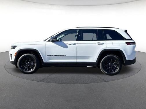 Bright White Clearcoat 2025 Jeep Grand Cherokee Altitude