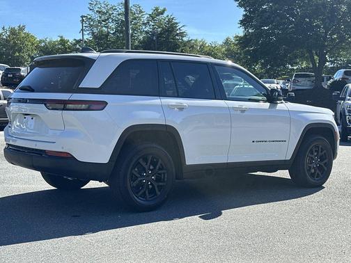 Bright White Clearcoat 2025 Jeep Grand Cherokee Altitude