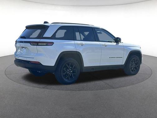 Bright White Clearcoat 2025 Jeep Grand Cherokee Altitude
