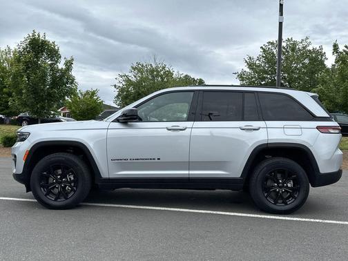Silver Zynith 2025 Jeep Grand Cherokee Altitude