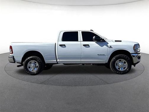 2022 RAM 3500 Tradesman Crew Cab 4x4 6'4' Box