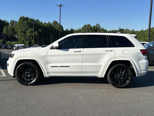 Bright White Clearcoat 2021 Jeep Grand Cherokee Laredo