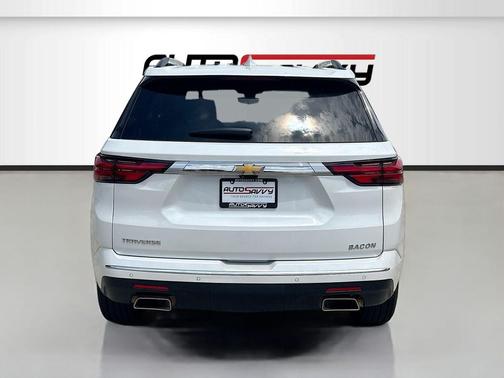 Iridescent Pearl Tricoat 2023 Chevrolet Traverse High Country