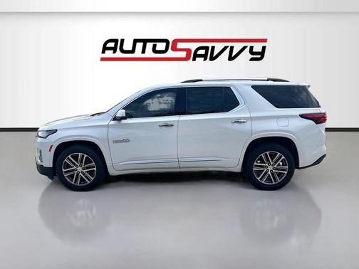 Iridescent Pearl Tricoat 2023 Chevrolet Traverse High Country