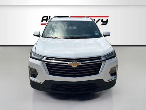 Iridescent Pearl Tricoat 2023 Chevrolet Traverse High Country