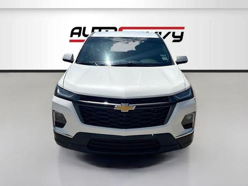 Iridescent Pearl Tricoat 2022 Chevrolet Traverse RS