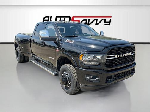 Diamond Black Crystal Pearlcoat 2024 RAM 3500 Lone Star Crew Cab 4x4 8' Box