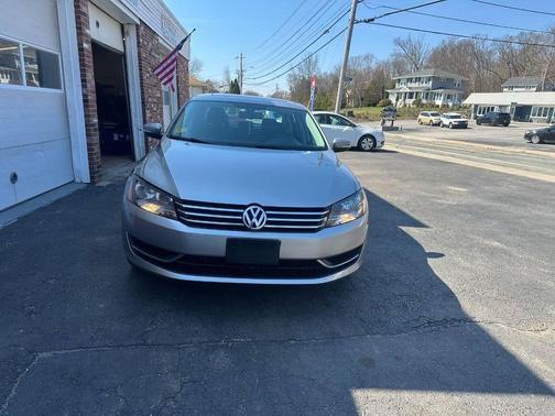 Reflex Silver Metallic 2014 Volkswagen Passat 1.8T Auto SE w/Sunroof & Nav