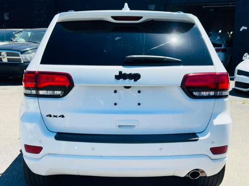 Bright White Clearcoat 2021 Jeep Grand Cherokee Laredo X