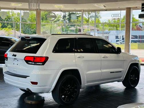 Bright White Clearcoat 2021 Jeep Grand Cherokee Laredo X