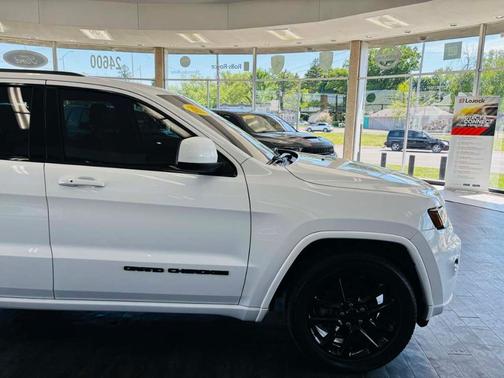 Bright White Clearcoat 2021 Jeep Grand Cherokee Laredo X