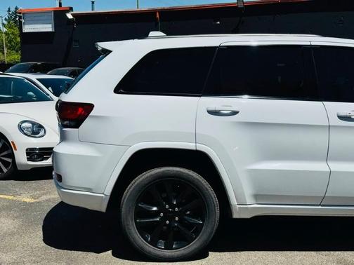 Bright White Clearcoat 2021 Jeep Grand Cherokee Laredo X