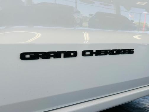 Bright White Clearcoat 2021 Jeep Grand Cherokee Laredo X