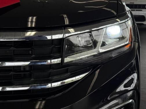 Deep Black Pearl Effect 2021 Volkswagen Atlas Cross Sport 3.6L V6 SEL Premium R-Line