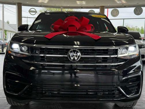 Deep Black Pearl Effect 2021 Volkswagen Atlas Cross Sport 3.6L V6 SEL Premium R-Line