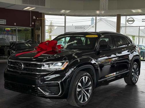 Deep Black Pearl Effect 2021 Volkswagen Atlas Cross Sport 3.6L V6 SEL Premium R-Line