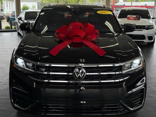 Deep Black Pearl Effect 2021 Volkswagen Atlas Cross Sport 3.6L V6 SEL Premium R-Line