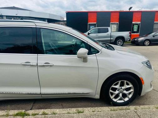 White 2017 Chrysler Pacifica Touring-L Plus