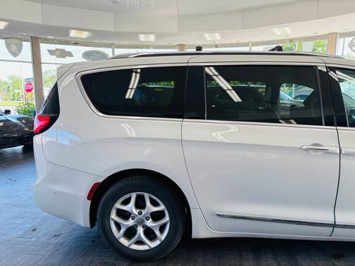 White 2017 Chrysler Pacifica Touring-L Plus