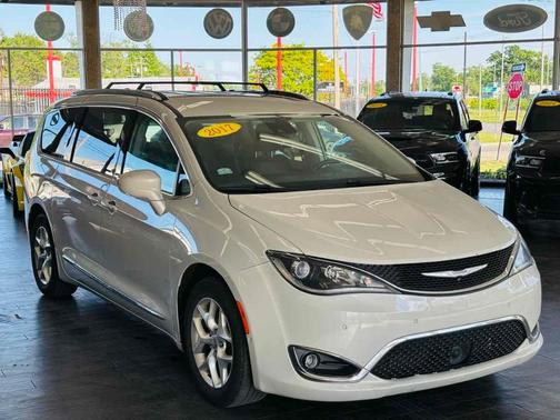 White 2017 Chrysler Pacifica Touring-L Plus