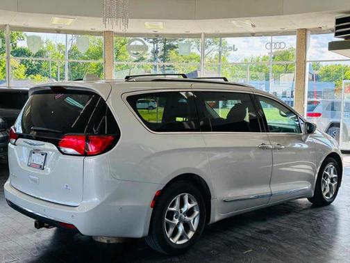White 2017 Chrysler Pacifica Touring-L Plus
