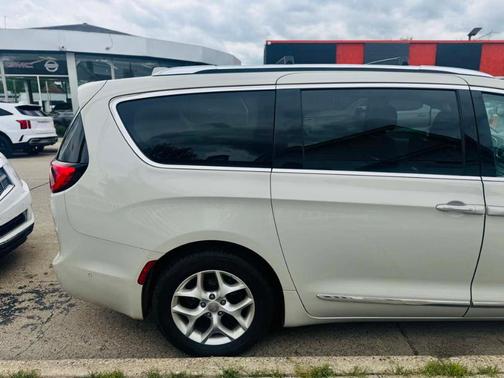 White 2017 Chrysler Pacifica Touring-L Plus