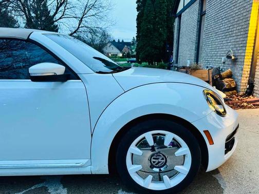 Pure White w/ Beige Top 2019 Volkswagen Beetle 2.0T Final Edition SEL