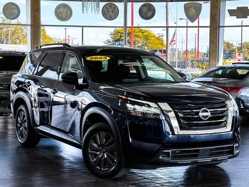 2025 Nissan Pathfinder SV