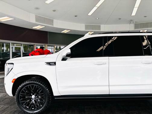 White Frost Tri-Coat 2022 GMC Yukon XL AT4