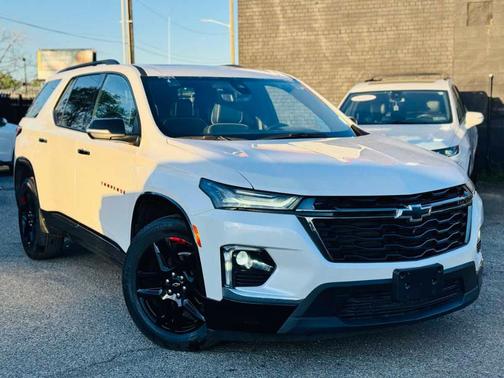 Iridescent Pearl Tricoat 2023 Chevrolet Traverse Premier