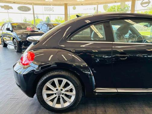 Deep Black Pearl Effect 2019 Volkswagen Beetle 2.0T SE