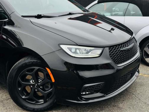 Brilliant Black Crystal Pearlcoat 2022 Chrysler Pacifica Hybrid Touring L