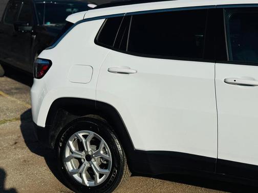 Bright White Clearcoat 2025 Jeep Compass Latitude