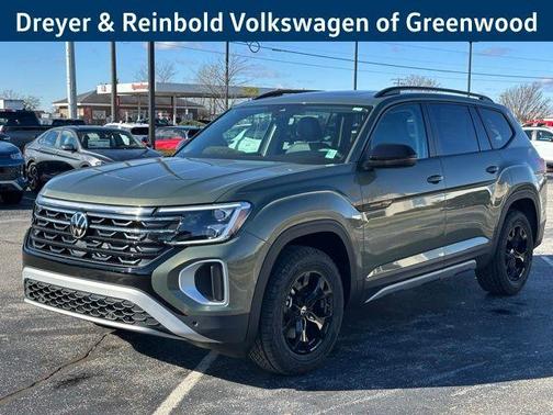 Avocado Green Pearl 2026 Volkswagen Atlas 2.0T Peak Edition