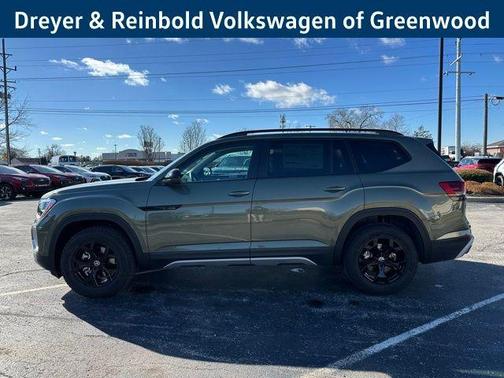 Avocado Green Pearl 2026 Volkswagen Atlas 2.0T Peak Edition