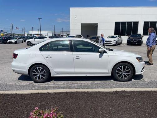 Pure White 2017 Volkswagen Jetta 1.4T SE