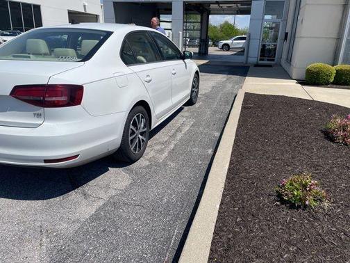 Pure White 2017 Volkswagen Jetta 1.4T SE