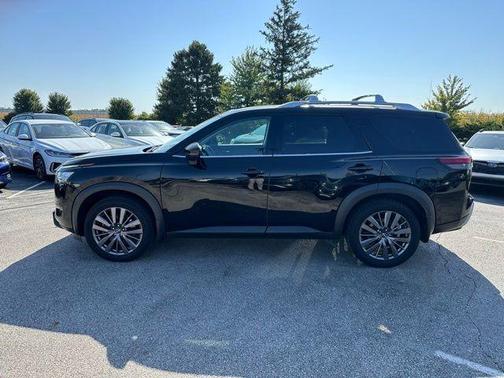 2022 Nissan Pathfinder SL