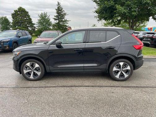 Onyx Black Metallic 2025 Volvo XC40 B5 Plus Bright Theme