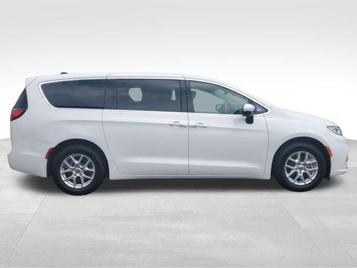 2023 Chrysler Pacifica Touring-L