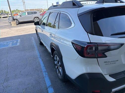 Crystal White Pearl 2024 Subaru Outback Limited